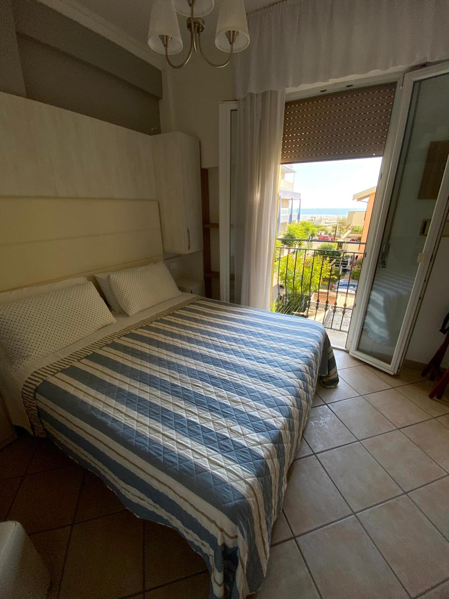 Hotel Explorer Cervia Esterno foto
