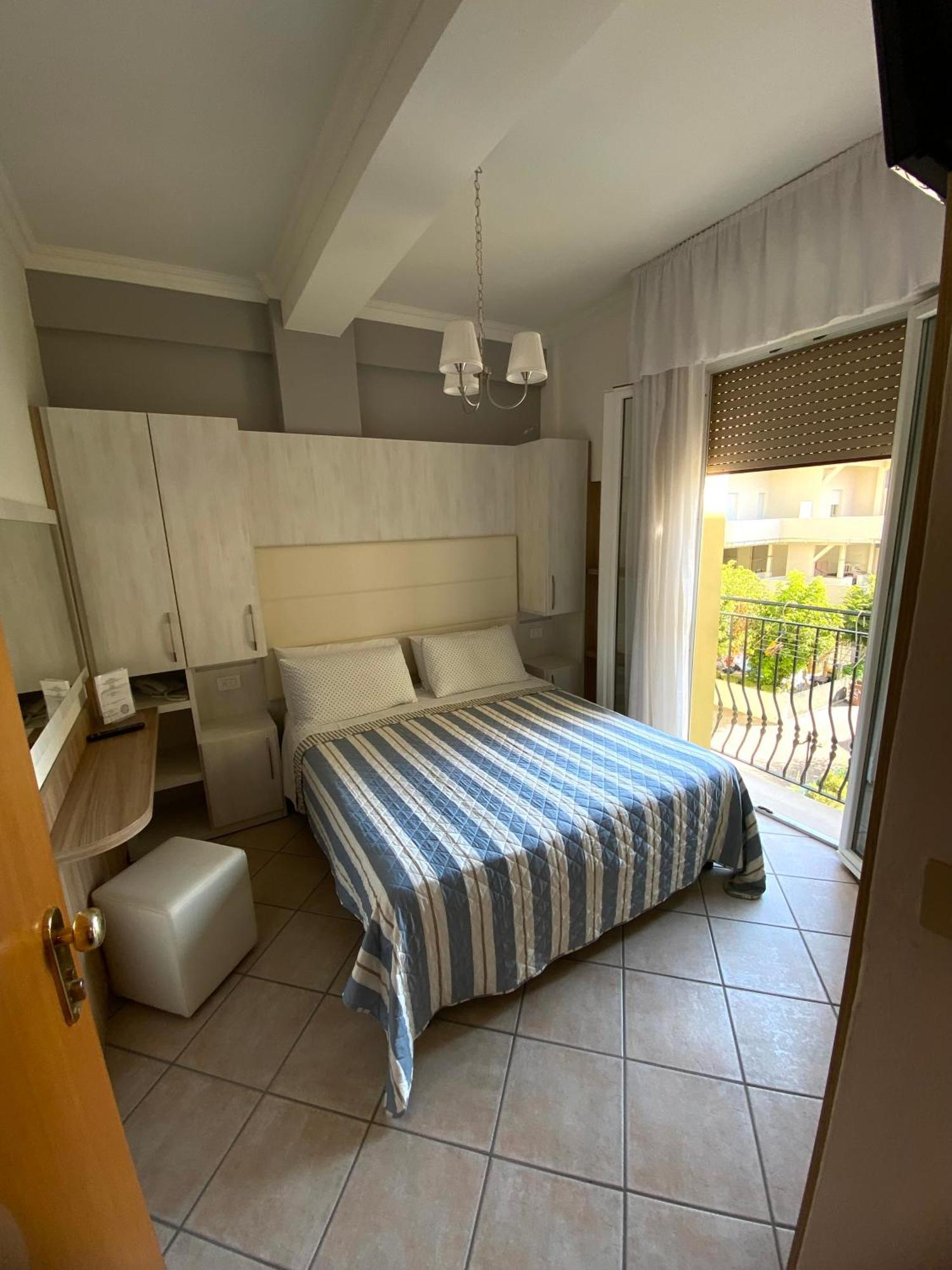 Hotel Explorer Cervia Esterno foto