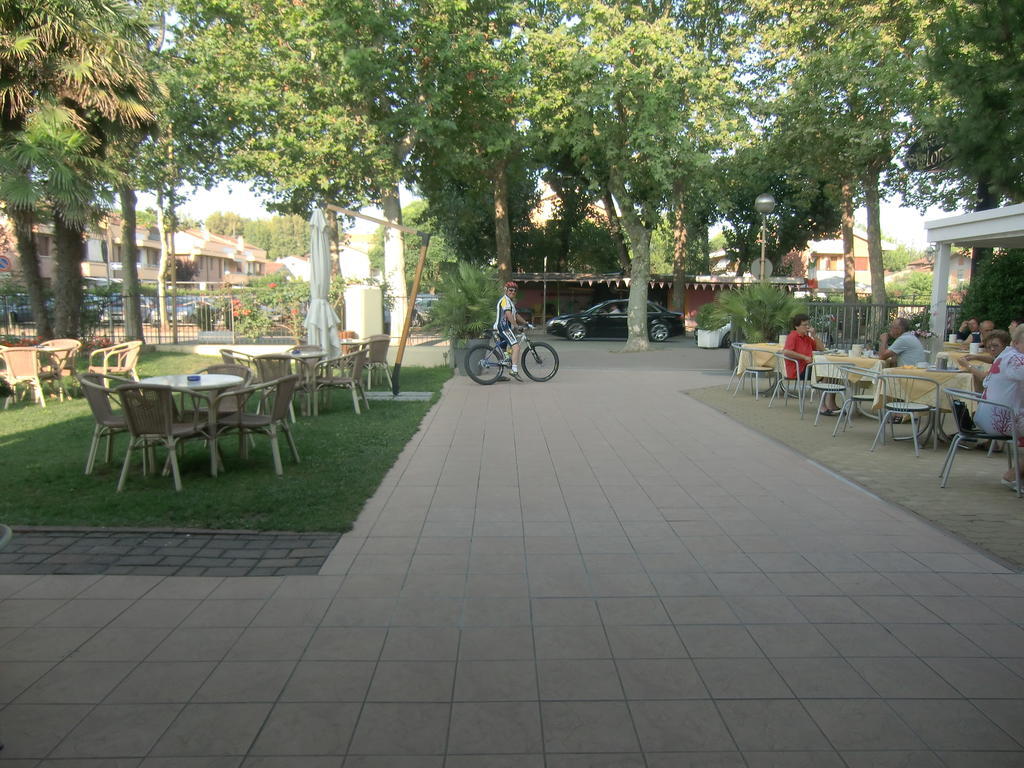 Hotel Explorer Cervia Esterno foto